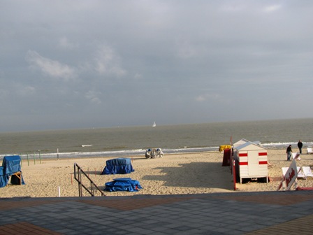 Blick über die Nordsee - ein Segelboot am Horizont