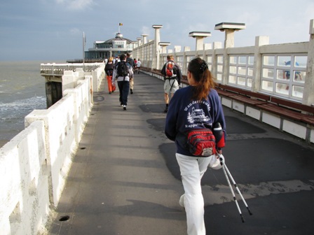 Auf einem Steg gehts aufs Meer hinaus...