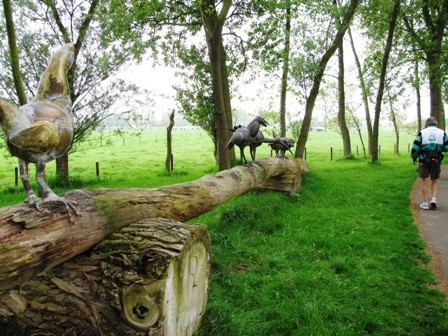 Einige 'komische Vögel' beim Weg zum Kloster