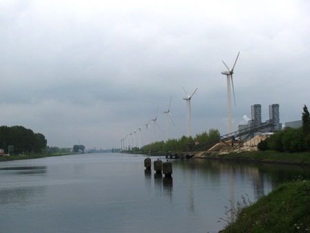 ...und Windräder entlang des Kanals kurz vor Dudzele