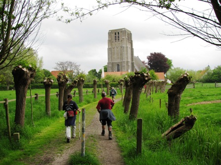 Blick auf die Kirche von Oostkerke