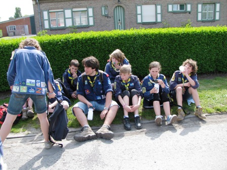 Pfadfindergruppen nehmen ebenfalls an den Wanderungen teil...