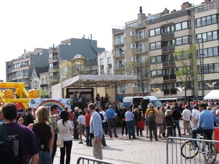 Im Zielgelände herrscht reger Betrieb - eine Band spielt auf