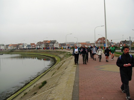 Zahlreiche Marthongeher entlang der Hafenpromenade...