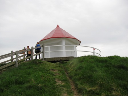 Pavillon mit Meeresblick auf einer kleinen Anhöhe