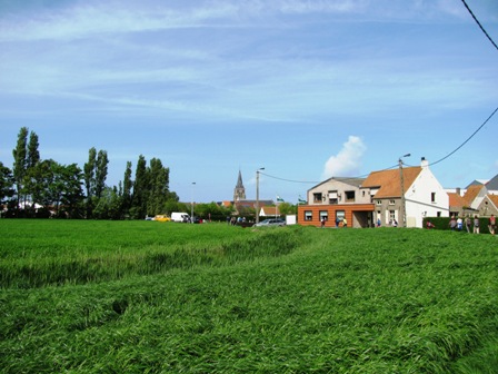Fernblick zur Kirche von Uitkerken - dann ist es nicht mehr weit