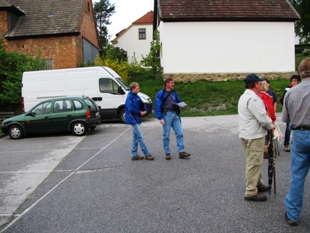 Obmann Gerhard Hold wartet beim Bauhof gebannt auf den Bus