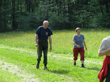 Familie Wagner überquert eine herrliche Blumenwiese