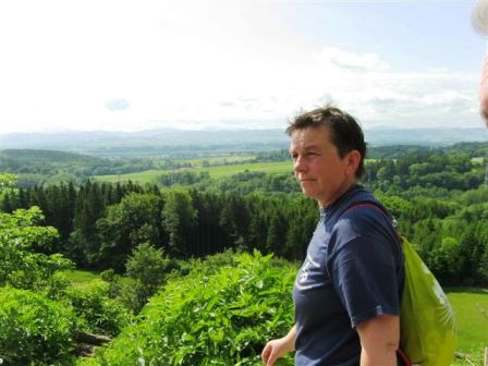 Huberta genießt so richtig die Aussicht und den Sonnenschein