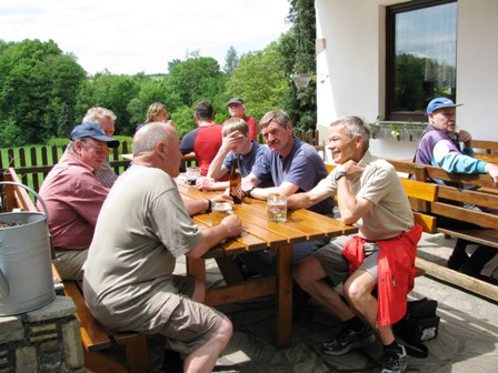 Unser Obmann ist bereits an der letzten Labestelle eingetroffen und genießt sein wohlverdientes Bier