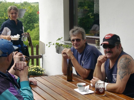 Natürlich hat auch Helmut wieder mal angeschlagen - Quaxi genießt Kaffee, Kuchen und Cola