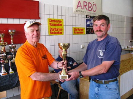 Obmann Friedrich Kerschbaumsteiner überreicht Obmann Gerhard Hold von den Wanderfreunden Rappottenstein einen Pokal