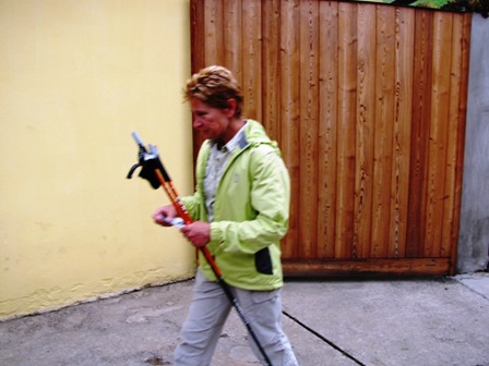 Christa Alt schießt so schnell ums Eck, daß das Foto etwas verschwommen ist