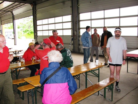 Zahlreiche Wanderer sind inzwischen bei Start/Ziel bzw. der 3.K+L für den Marathon eingetroffen