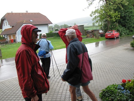 Der Regenschutz wird wieder ьbergestreift