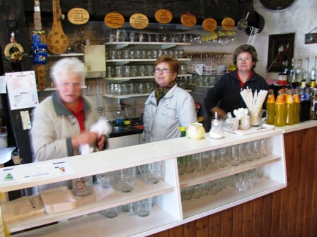 Die netten Damen bewirten eiligst die durstigen Wanderer