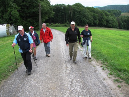 Eine kleine Gruppe Marathonis hat sich für den Weiterweg zusammengefunden