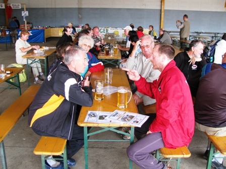 Noch ein Tisch mit OÖ-Marathonwanderern - und der Pitzn-Sepp in seinem (Erklär)Element!