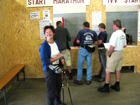Gutgelaunt am Start ihres ersten Marathon - Monika Fröschl