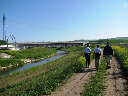 Wanderer entlang der Perschling Richtung Aussichtswarte
