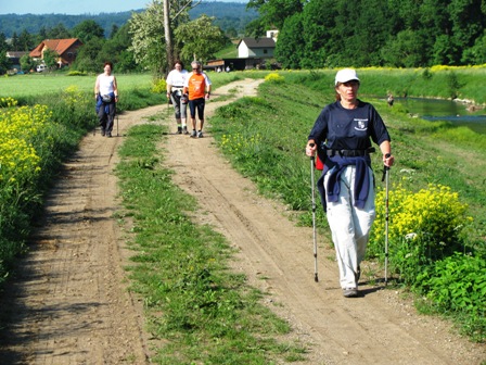...Zirberl folgt und Monika unterhält sich im Hintergrund mit den Wanderern aus Bayern