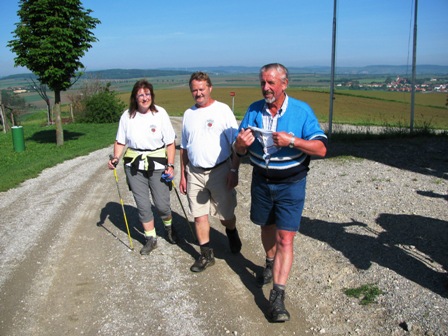 Schorsch kommt mit den Wanderfreunden Haspelmoor an der Warte an