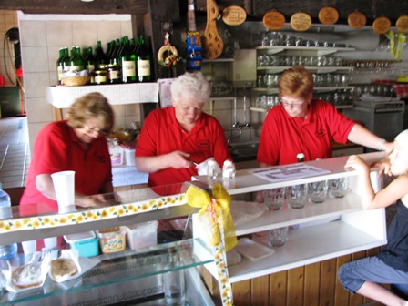 Und die netten Mitarbeiterinnen geben immer noch Vollgas