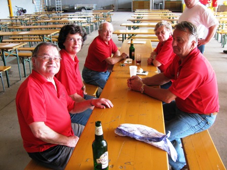 Die netten Mitarbeiter der Labestellen sind nun auch im Zielbereich und lassen den Sonntag langsam ausklingen