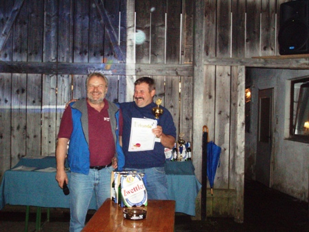 Der Obmann der DC Rappotto's Ewald Fessl und Manfred Frschl mit dem Pokal fr den 3. Platz des Herrenteams der Wanderfreunde