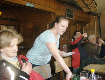 Die sehr nette Kellnerin im 'Wurschtamt' in Spillern - a Waldviertlerin