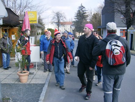 Sportwanderleiter Christain Laczkovits (rosa Mtze) zhlt seine Schfchen vor dem Weitermarsch