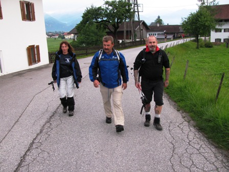 Karin, Manfred und Ernst vollmotiviert auf den ersten ebenen Schritten