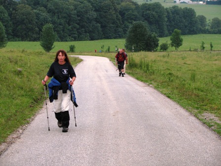 Karin auf den ersten Steigmetern noch außerhalb des Waldes
