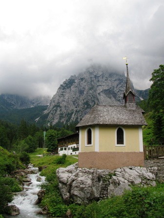 Die Hörfarter Kapelle - heuer sind die dahinterliegenden Berge in Wolken gehüllt