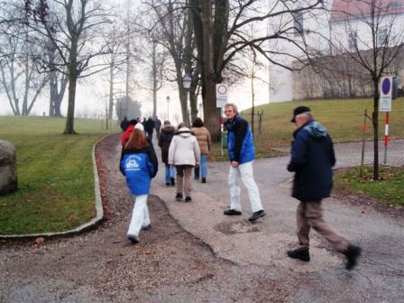Eine Gruppe mit befreundeten Wanderern am Weg zum Schlo...