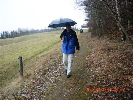 Helmut hat heute seinen Schirm dabei