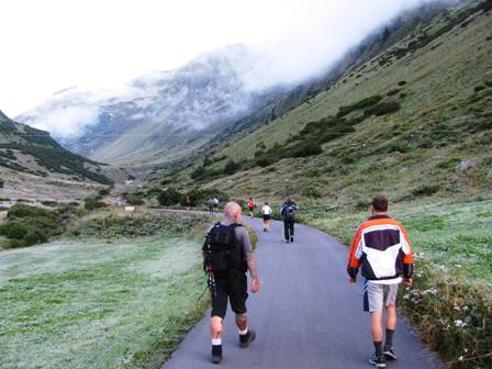 Gemeinsam mit Josef 'Pitzn-Sepp' Hain entschwindet er in der Bergwelt