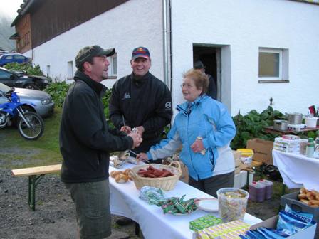 Die Mitarbeiter an der 1.K+L bei den Seen bereiten die Jausen vor - alles im Startgeld inkludiert