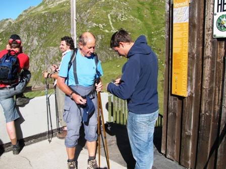 Heinrich Skerbinz holt sich sein Kontrollzwickerl an der 2.K+L