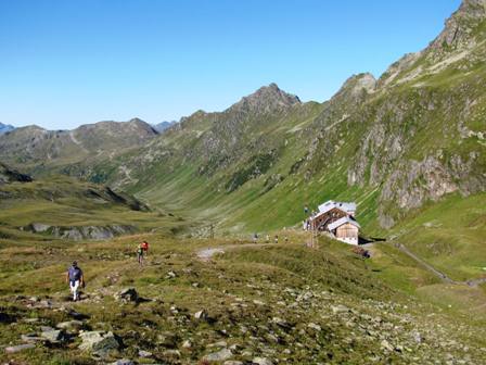 Der Blick zurück zur Heilbronner Hütte und dem nachfolgenden Anstieg