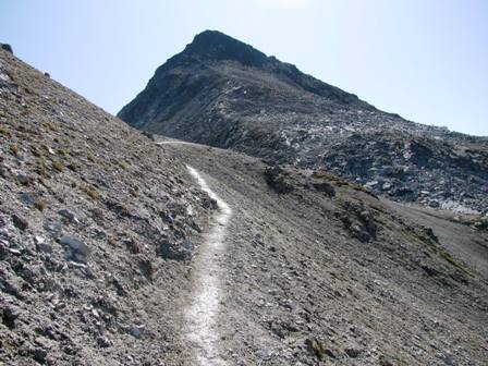 ...die letzten Meter zum Muttenjoch (2.620 m) - dahinter die Gaisspitze (2.779 m)