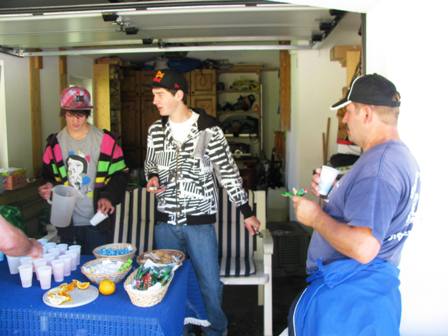 Quaxi beobachtet die jungen freundlichen Burschen bei der Arbeit