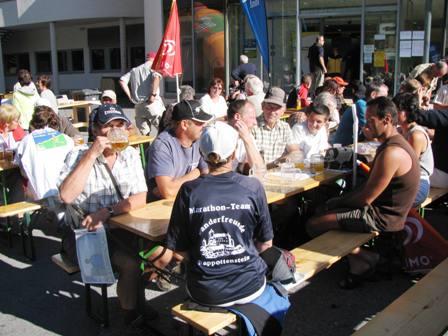 Beste Stimmung unter den angereisten Marathonis im Ziel - alle haben es geschafft und die Stärkungen sind redlich verdient