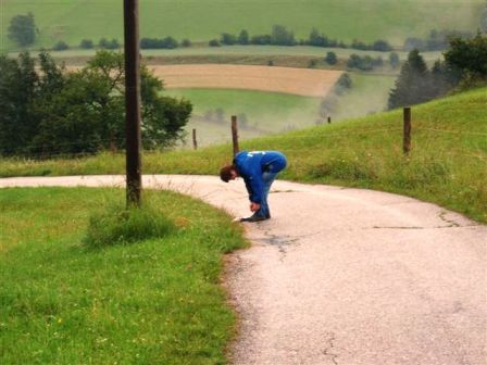 Monika muß die Schuhe nachschnüren