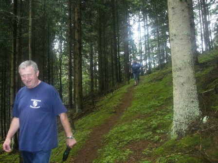 Hans am schmalen Pfad ins Tal...