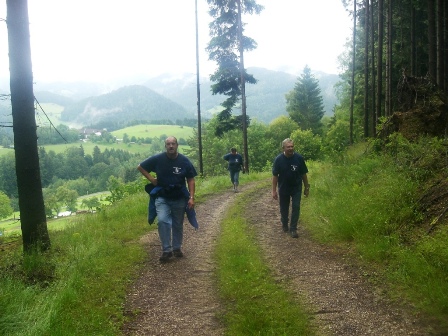Aber Hans und Eva lassen sich nicht so leicht abschütteln