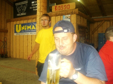 'Don Raffi' lutscht am Bier