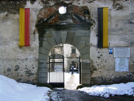 Eingangstor zur Ruine