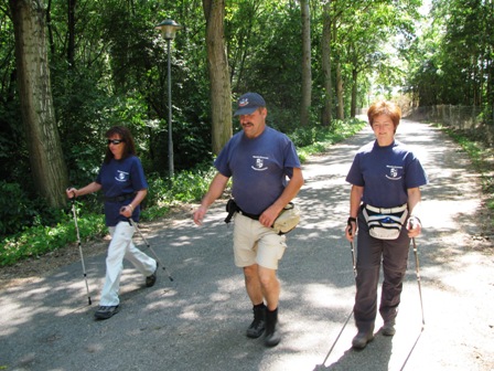 Karin, Manfred und Monika im gemütlichen Nachmittags-Spaziergang-Tempo
