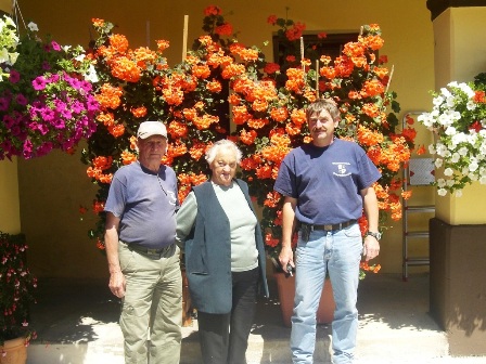 Vater, Mutter, Sohn Hold vor den herrlichen Blumen